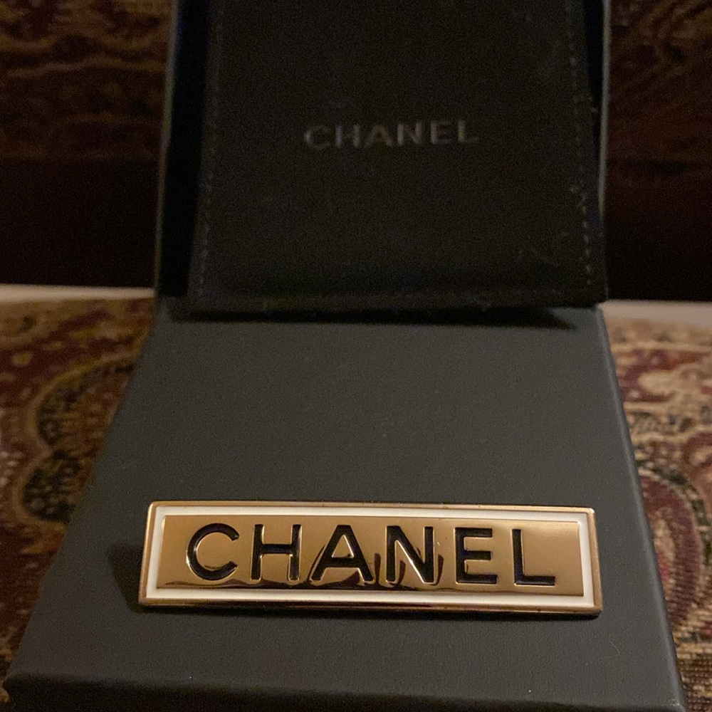 CHANEL metal gold with white enamel trim and Chanel signature brooch 2021 - Picture 2 of 5